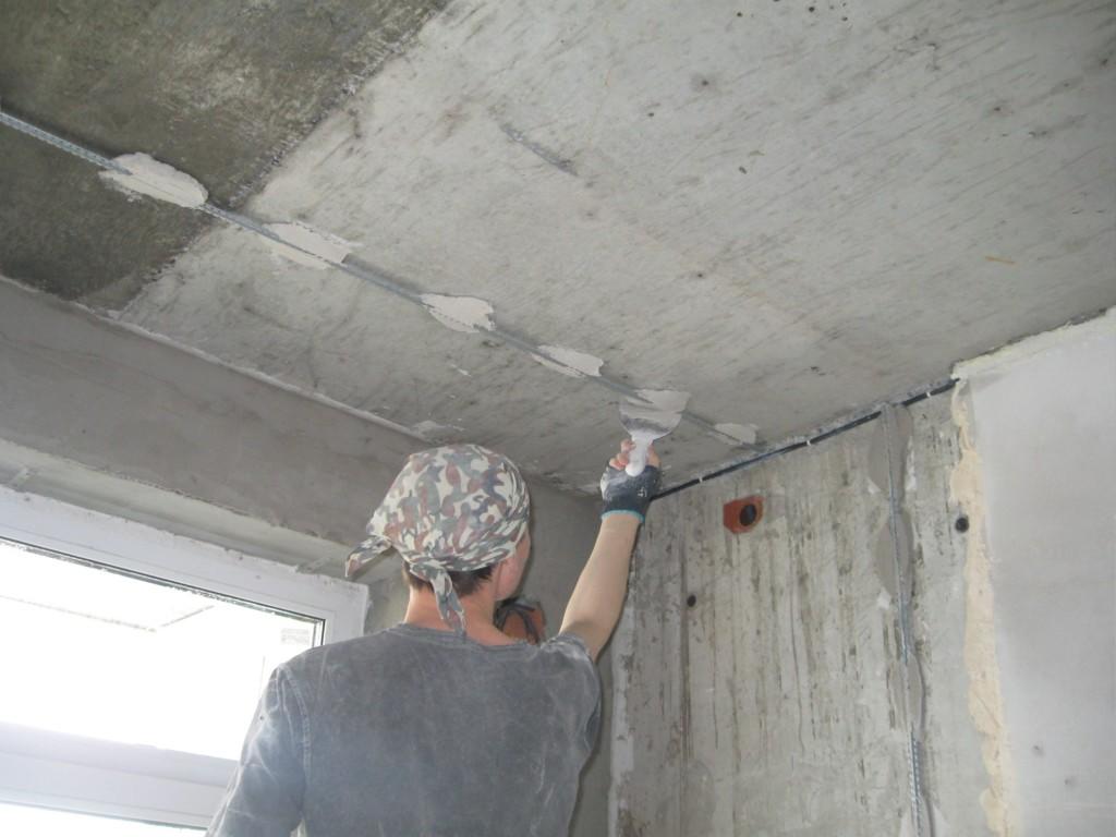 Точно выставленные маячки определят качество чернового потолка при выполнении строительных работ 