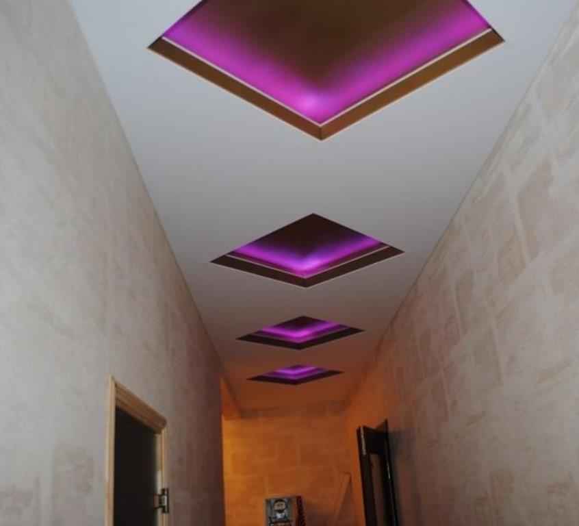 Разноуровневый натяжной потолок сделает интерьер прихожей оригинальным и креативным