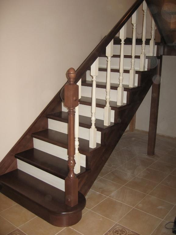 Чтобы сохранить эстетический вид лестницы, ее необходимо покрыть лаком