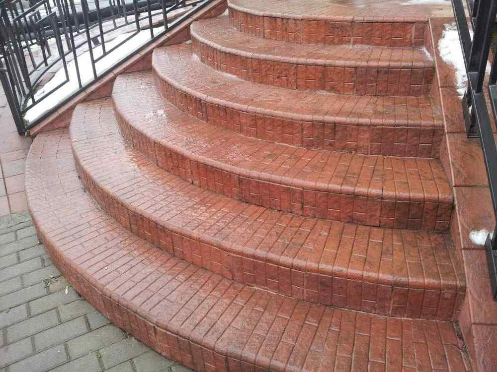 Для отделки наружной лестницы специалисты рекомендуют использовать тротуарную плитку