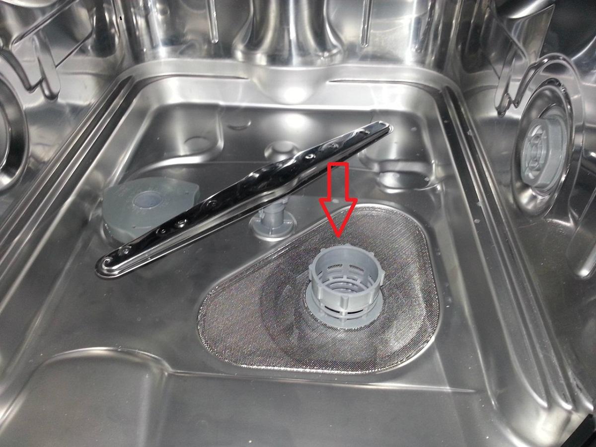 Чтобы посудомоечная машина прослужила длительное время, следует регулярно чистить фильтр 