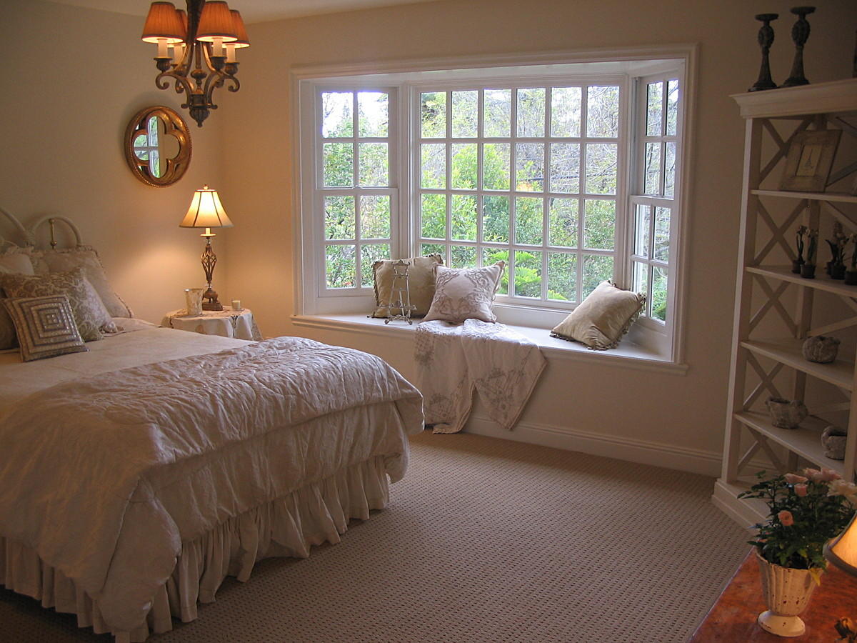 Эркерное окно позволяет увеличить пространство в спальне 