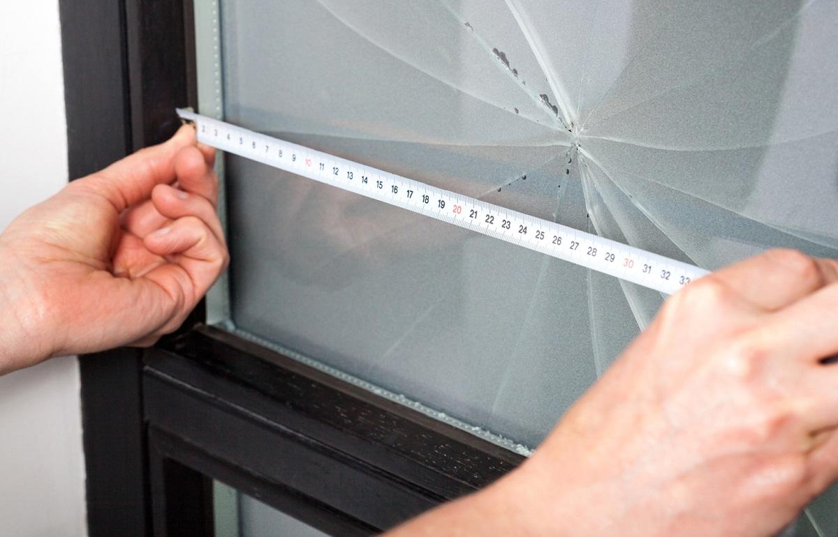 Перед тем как купить новое стекло для межкомнатной двери, стоит выполнить замеры с помощью рулетки 