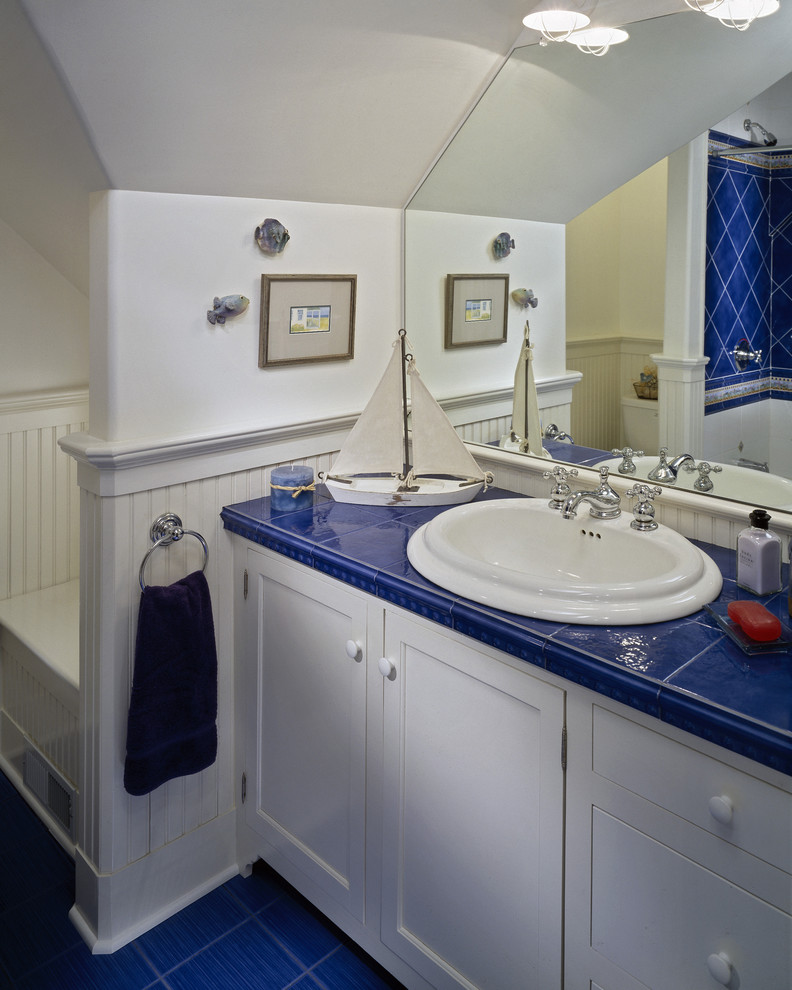 Ярко-синяя плитка в оформлении раковины ванной комнаты от Witt Construction