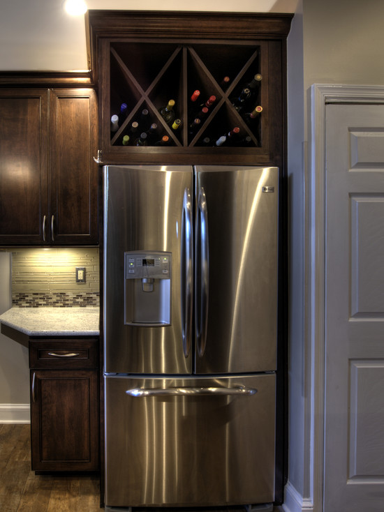 Треугольные системы хранения винного шкафа над холодильником