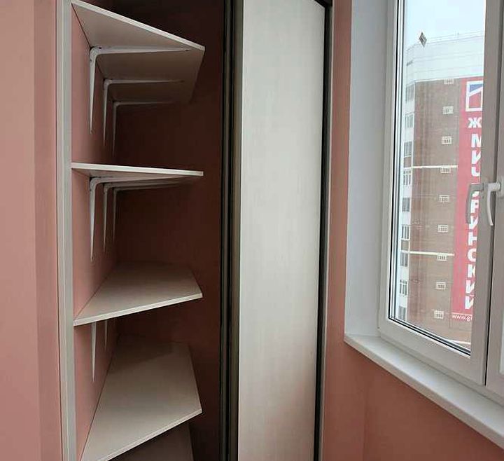 Нестандартная форма шкафа на балконе