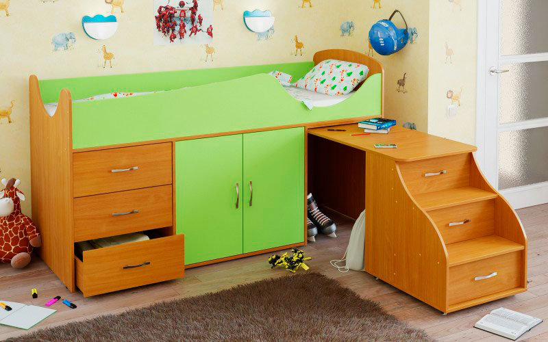 Фото низкой кровати чердака для маленьких детей со шкафчиком, выдвижными ящиками и писменным столом