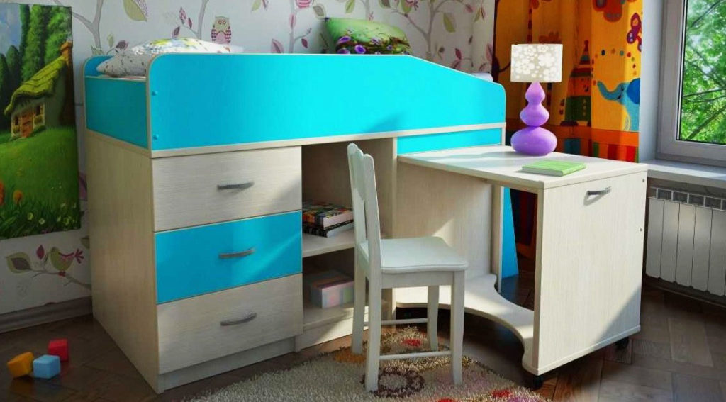 Низкая кровать-чердак для детей с выдвижными ящиками и столом