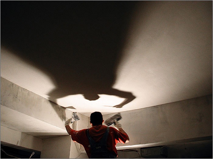 На изображении проверка потолка с помощью лампы