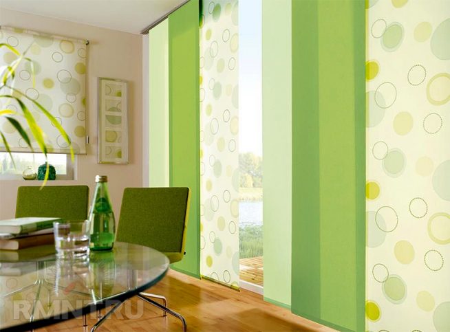 комната в зеленых тонах со стеклянным столом и панорамными окнами, прикрытыми зелеными японскими панелями разных оттенков