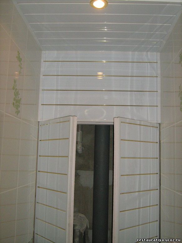 Туалет обшитый пластиковыми панелями фото с полочками
