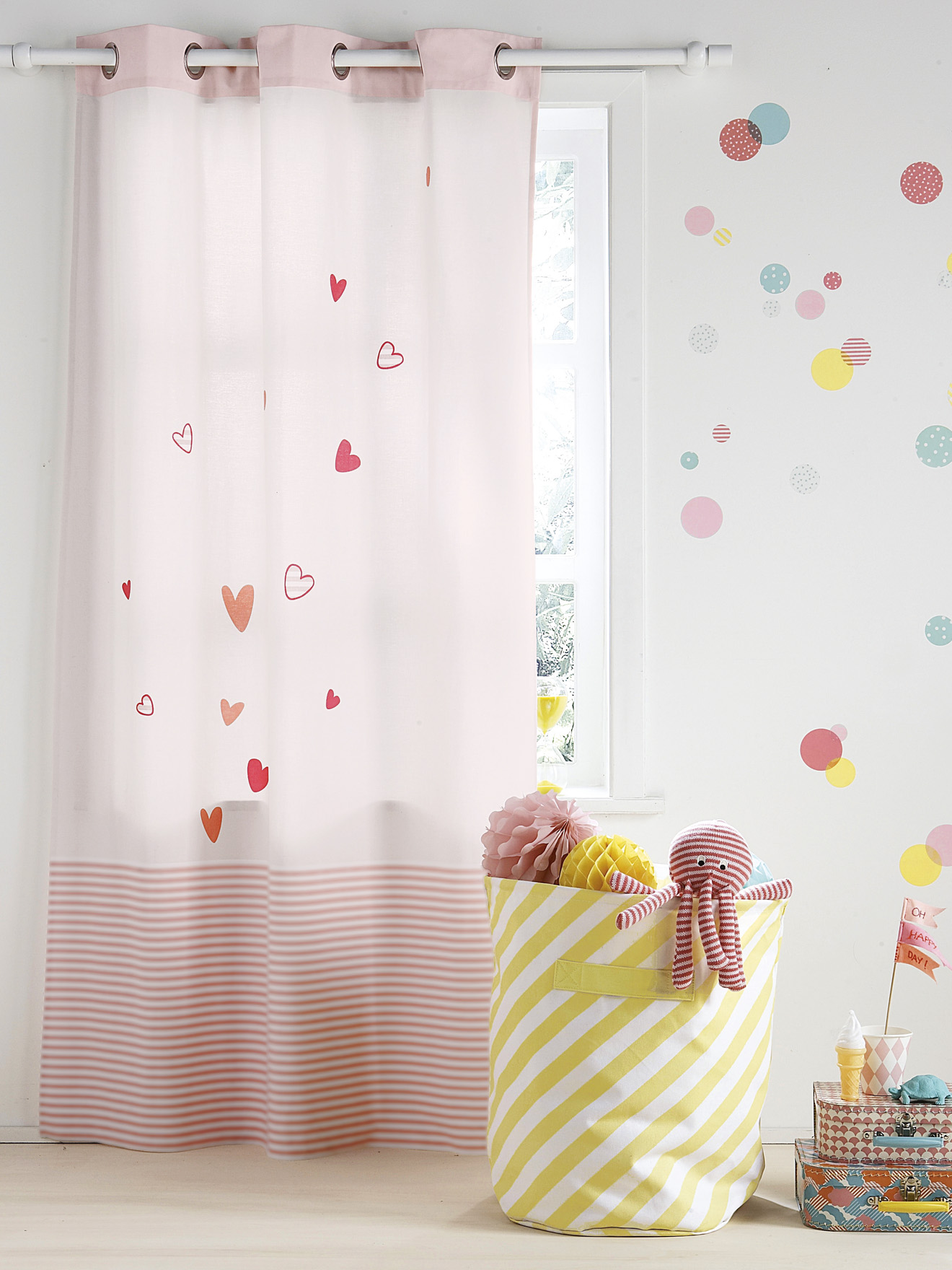 Дизайн штор для детской комнаты с сердечками
