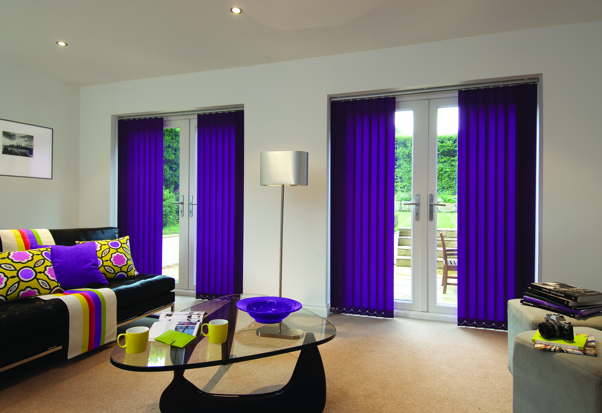 Фиолетовые вертикальные жалюзи в большой гостиной