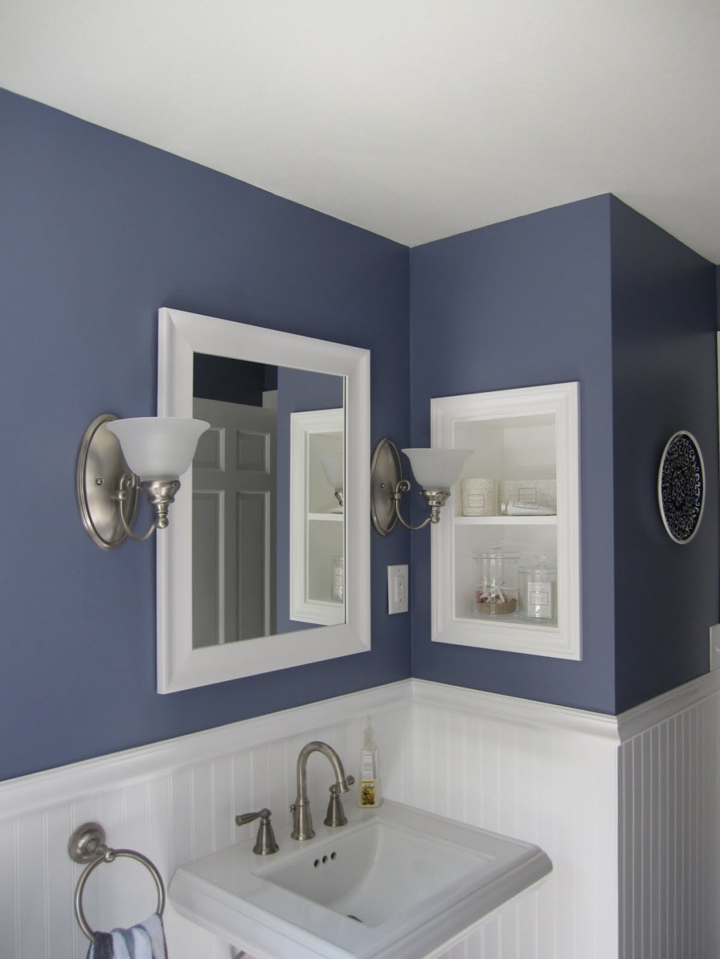 Темно-синие крашеные стены в ванной