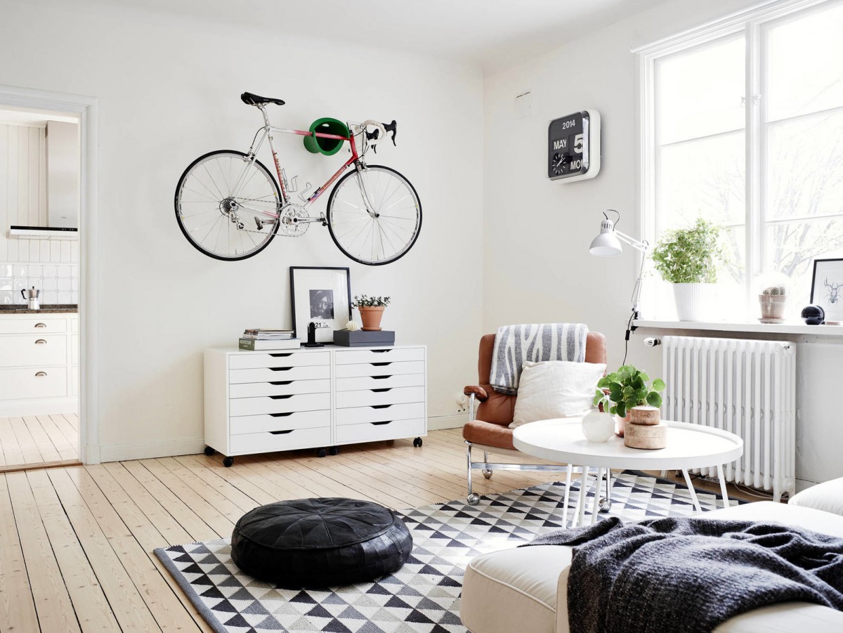 Велосипед в гостиной в скандинавском стиле