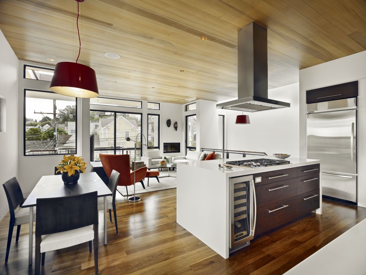 Дизайн кухни гостиной с деревянным полом