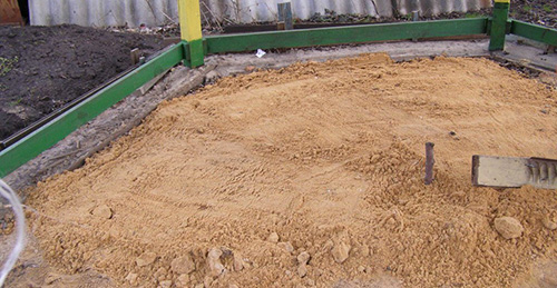 Создание «подушки» из песка и цемента необходимо для получения устойчивого основания
