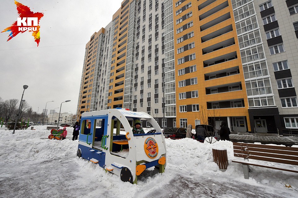 Для маленьких москвичей во дворе дома оборудована прекрасная детская площадка! Фото: Михаил ФРОЛОВ