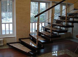 Фото – лестница с каменными ступенями.