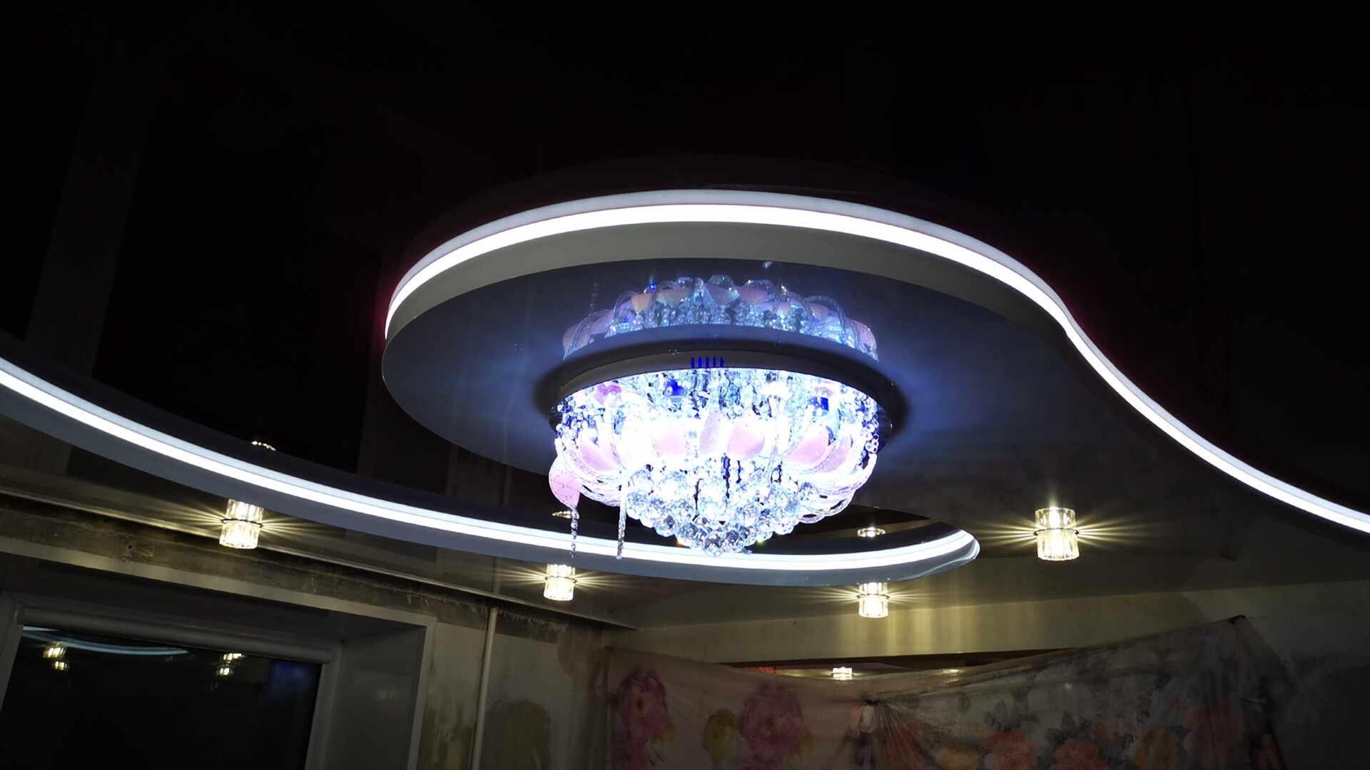 Двухъярусный натяжной потолок с подсветкой в зале фото
