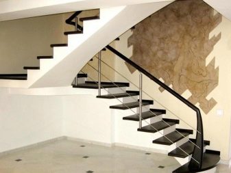 Чем покрасить лестницу на второй этаж в доме?