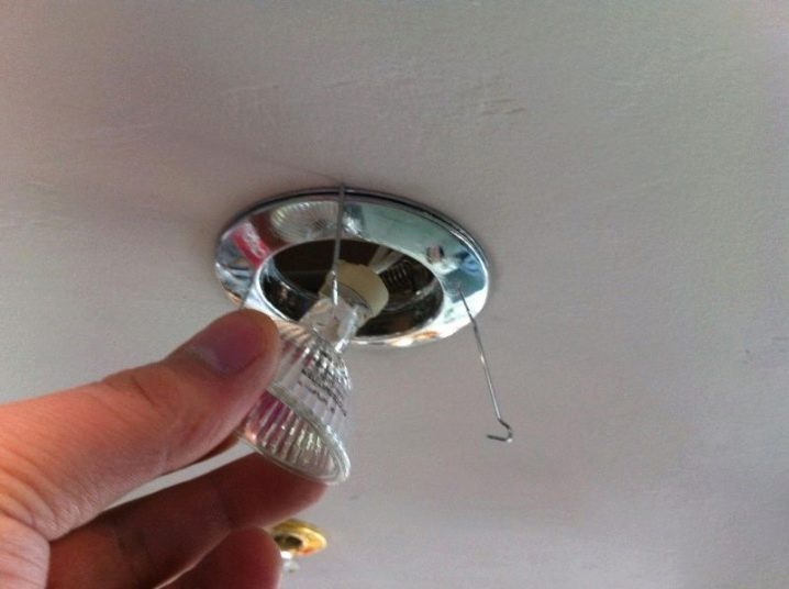 Как безопасно выкрутить лампочку из подвесного потолка?