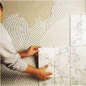 В ванной на стену и пол кладем плитку