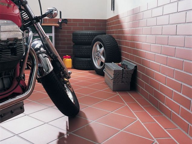 Идеальный варан для гаража – пол и стены отделаны качественной клинкерной плиткой