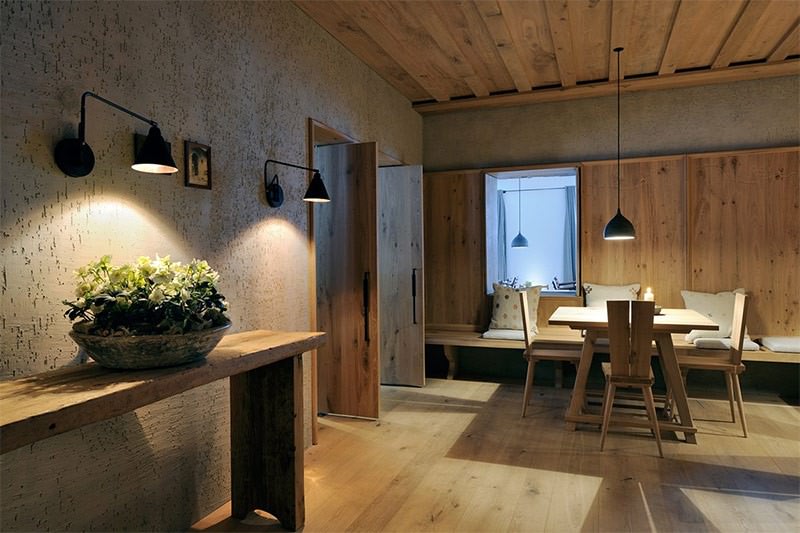 Идеальное сочетание декоративной штукатурки с фактурой дерева