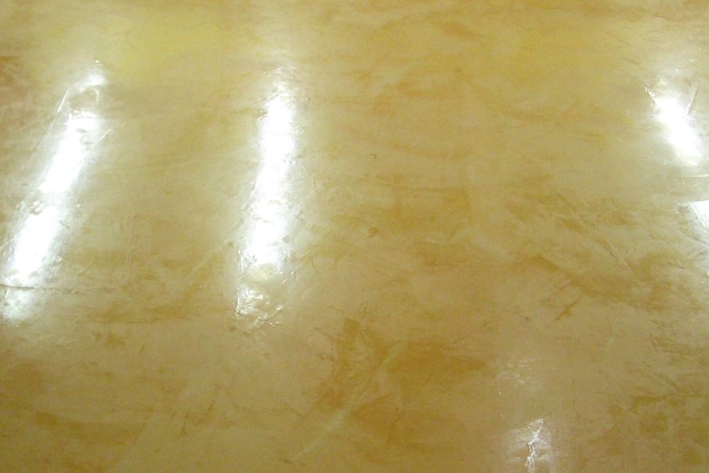 Блеск на глянцевой венецианской штукатурке