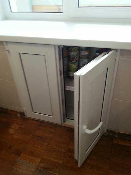Холодильный шкаф под окном