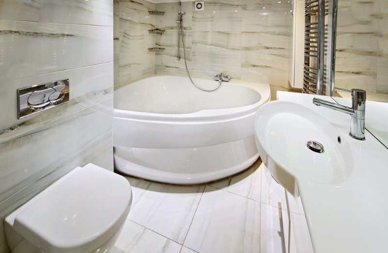 Дизайн стандартной ванной комнаты с угловой ванной