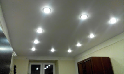 Прямоугольная схема светильников на натяжном потолке
