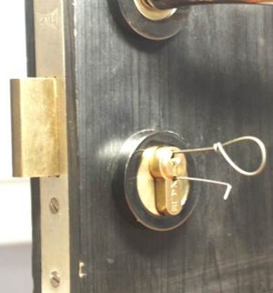Как открыть замок двери без ключа