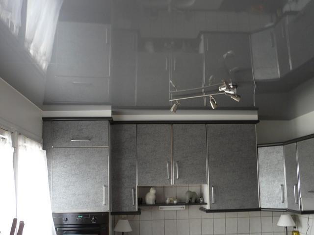 Серый потолок в интерьере на кухне