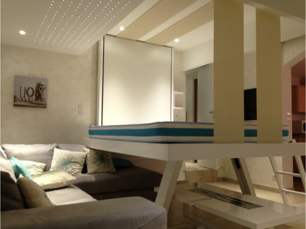 Подъемная кровать под потолок для маленькой комнаты
