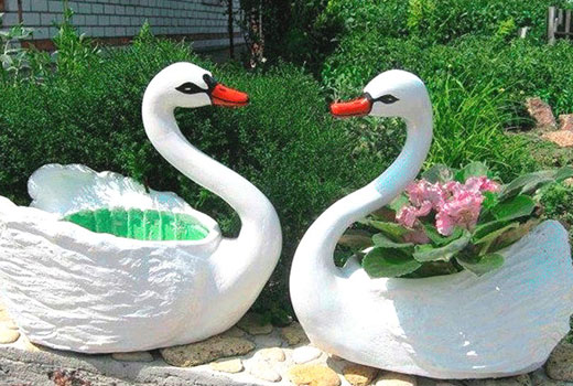 Лебеди из пластиковых бутлей