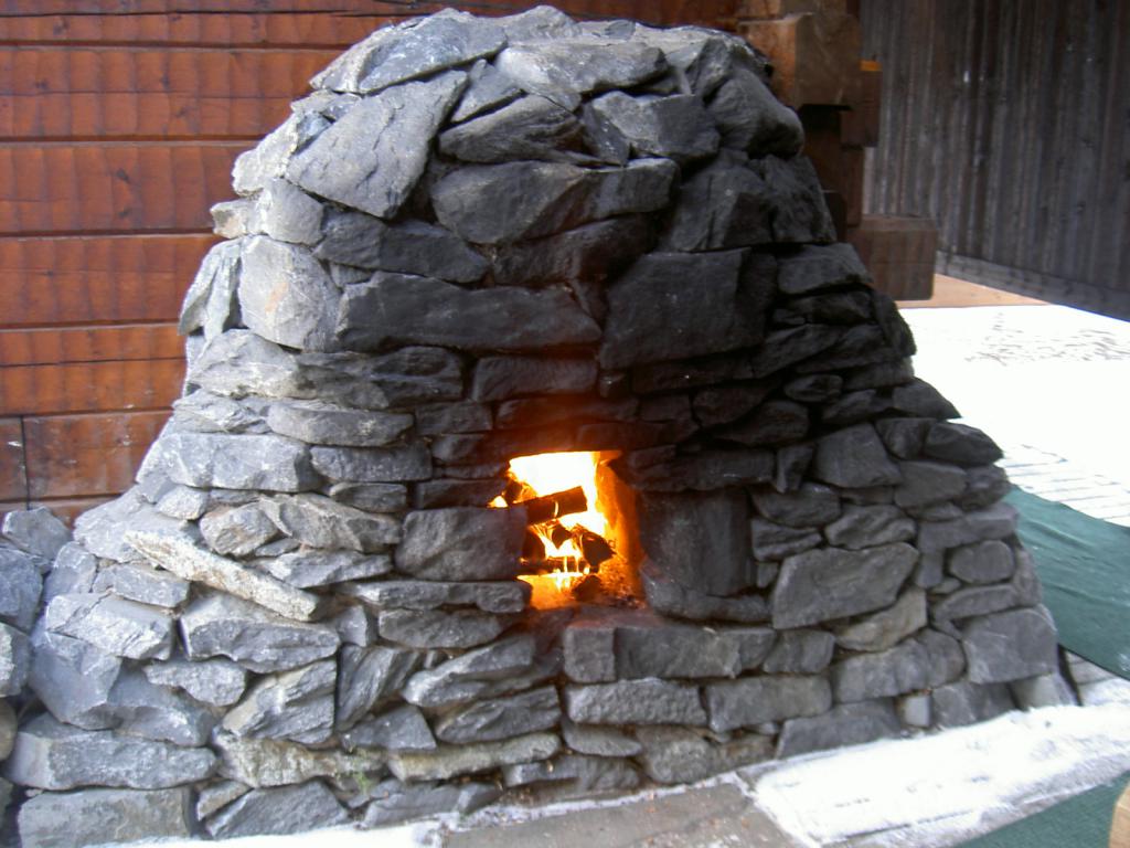 Оригинальная печь каменка для бани по-черному